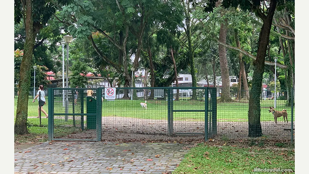 Вход на площадку для собак в парке Bishan–Ang Mo Kio в Сингапуре